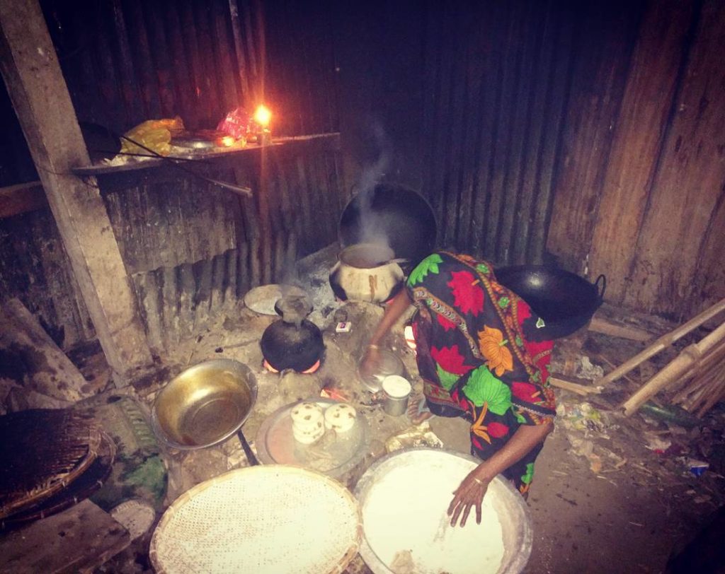 Making Tekeli Pitha on a traditional stove. Source : GhyFoodie