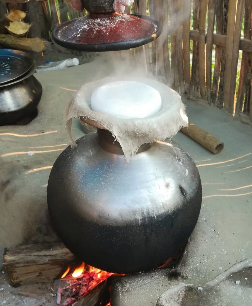 Steaming Pitha in a Tekeli, Image source: @shouvik_dhar 